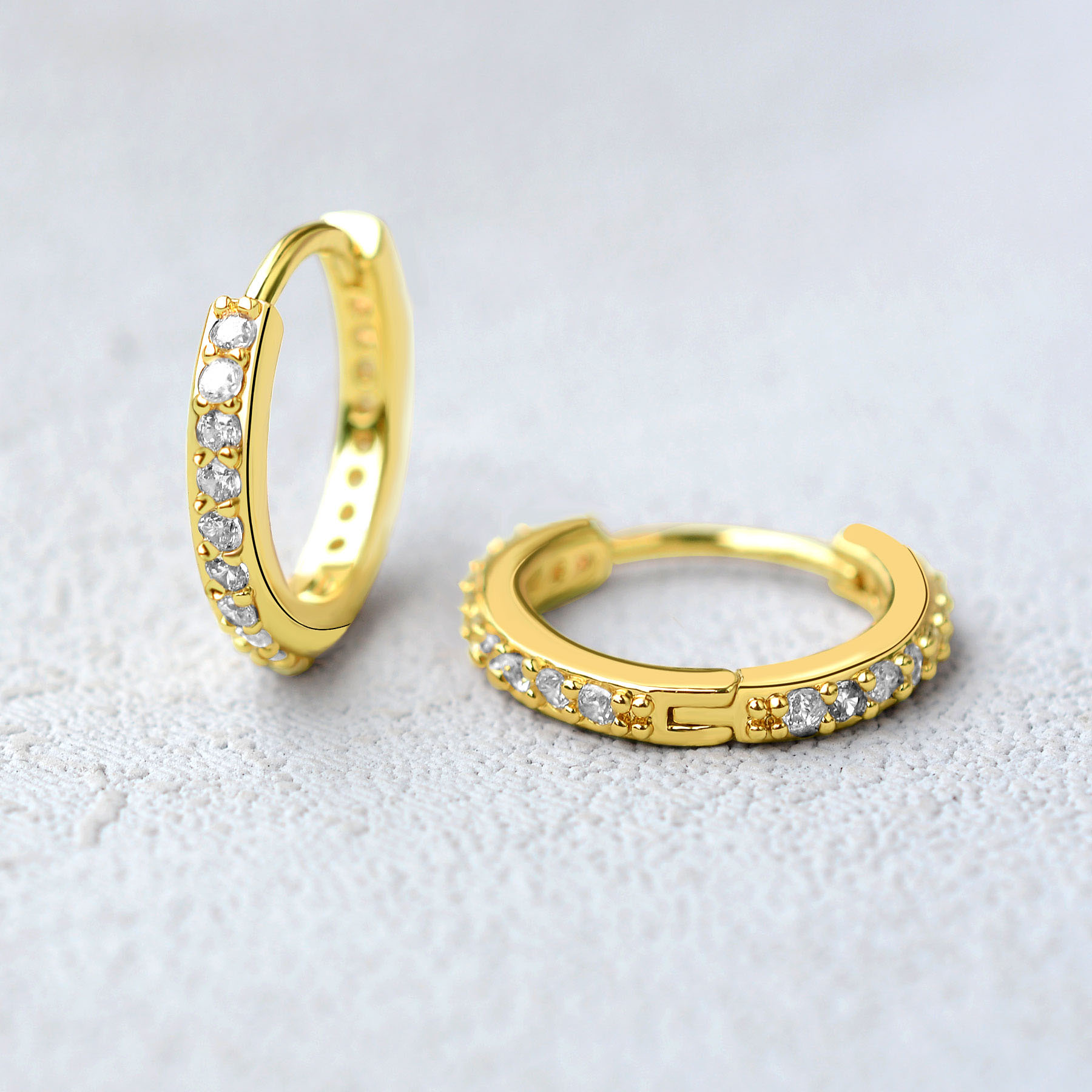 Rainbow CZ Huggies Hoop Earrin - Helix Cartilage Ring avaliação e preço